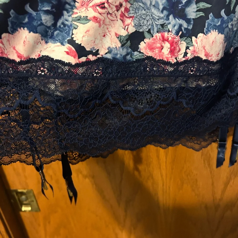 Victoria secrets Floral Lace Quarter cup slip with garters - Picture 6 of 8